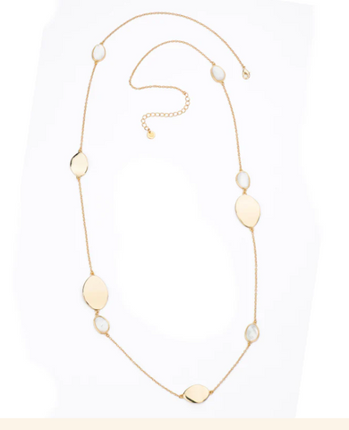 Collana in catenina rolò con cabochon madreperla/vetro bluette alternati a elementi a forma di ciottolo in brass liscio dorato/rodiato.