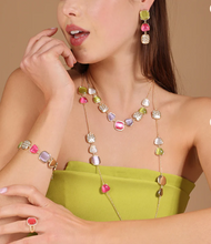 Collana in catena dorata con carrè a forma di nido d’ape in pavè di zirconi e cat eye mango, glicine