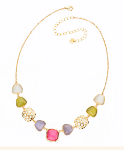 Collana in catena dorata con carrè a forma di nido d’ape in pavè di zirconi e cat eye mango, glicine