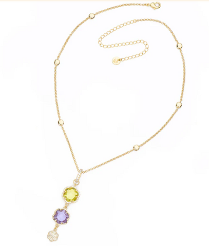 Collana con catena in brass dorato e pendente in cristallo sfaccettato citrino e lilla dal taglio a fiore con pavè di zirconi clear.